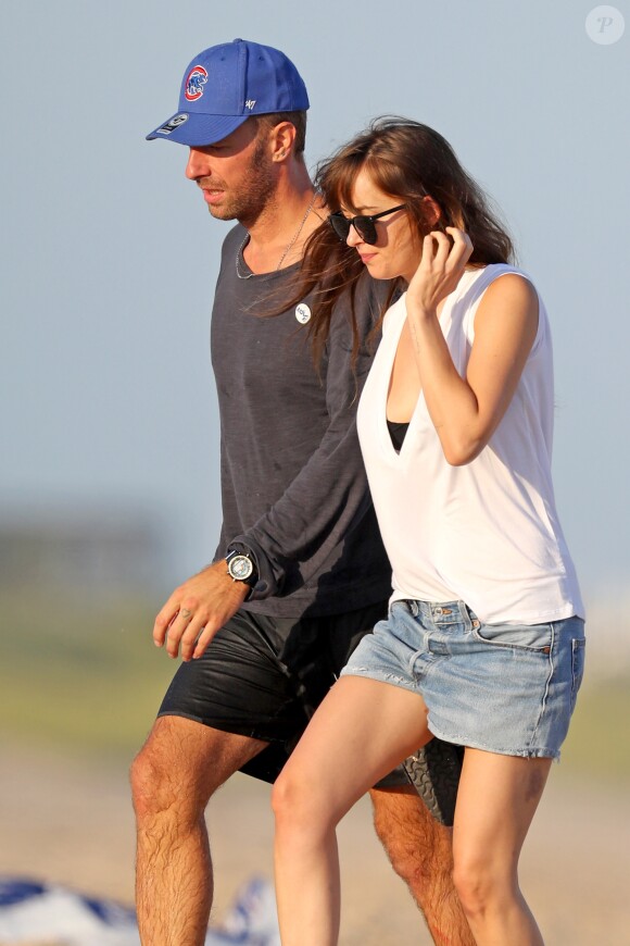Exclusif - Gwyneth Paltrow, son mari Brad Falchuk, son ex-mari Chris Martin et sa compagne Dakota Johnson profitent d'une après-midi à la plage dans les Hamptons, le 7 août 2019.