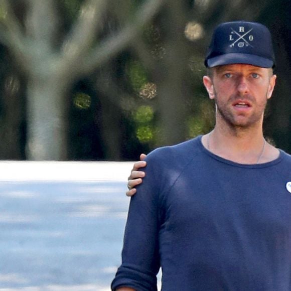 Exclusif - Gwyneth Paltrow, son mari Brad Falchuk, son ex-mari Chris Martin et sa compagne Dakota Johnson profitent d'une après-midi à la plage dans les Hamptons, le 7 août 2019.