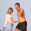 Exclusif - Gwyneth Paltrow, son mari Brad Falchuk, son ex-mari Chris Martin et sa compagne Dakota Johnson profitent d'une après-midi à la plage dans les Hamptons, le 7 août 2019.