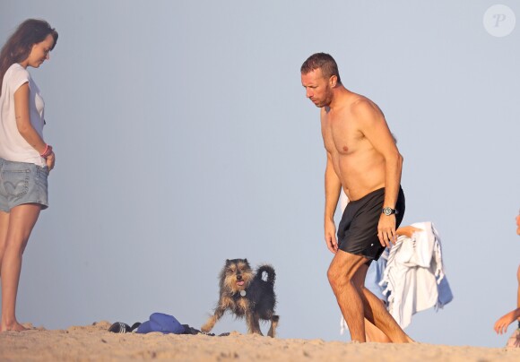 Exclusif - Gwyneth Paltrow, son mari Brad Falchuk, son ex-mari Chris Martin et sa compagne Dakota Johnson profitent d'une après-midi à la plage dans les Hamptons, le 7 août 2019.