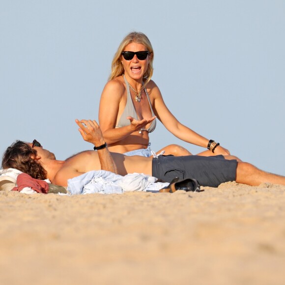Exclusif - Gwyneth Paltrow, son mari Brad Falchuk, son ex-mari Chris Martin et sa compagne Dakota Johnson profitent d'une après-midi à la plage dans les Hamptons, le 7 août 2019.
