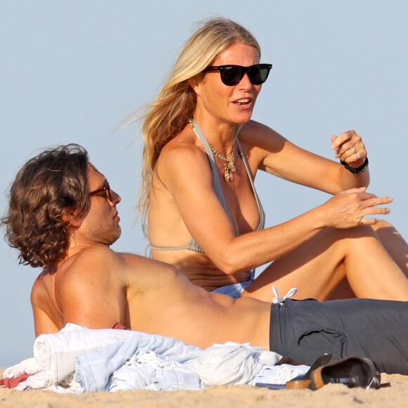 Exclusif - Gwyneth Paltrow, son mari Brad Falchuk, son ex-mari Chris Martin et sa compagne Dakota Johnson profitent d'une après-midi à la plage dans les Hamptons, le 7 août 2019.