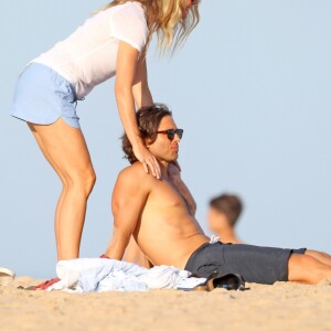Exclusif - Gwyneth Paltrow, son mari Brad Falchuk, son ex-mari Chris Martin et sa compagne Dakota Johnson profitent d'une après-midi à la plage dans les Hamptons, le 7 août 2019.