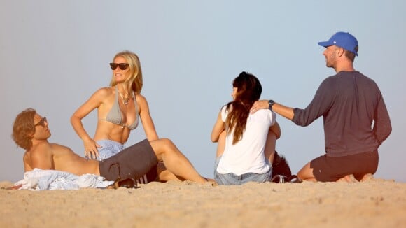 Gwyneth Paltrow et Chris Martin réunis à la plage avec leurs moitiés