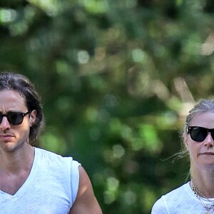 Exclusif - Gwyneth Paltrow et son mari Brad Falchuk se promènent dans les rues des Hamptons. Les jeunes mariés viennent tout juste de s'installer ensemble, le 14 août 2019.