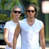 Exclusif - Gwyneth Paltrow et son mari Brad Falchuk se promènent dans les rues des Hamptons. Les jeunes mariés viennent tout juste de s'installer ensemble, le 14 août 2019.