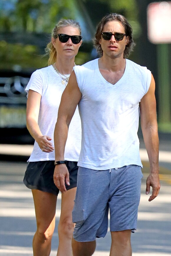 Exclusif - Gwyneth Paltrow et son mari Brad Falchuk se promènent dans les rues des Hamptons. Les jeunes mariés viennent tout juste de s'installer ensemble, le 14 août 2019.