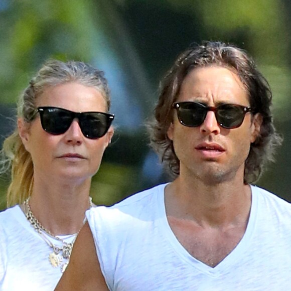 Exclusif - Gwyneth Paltrow et son mari Brad Falchuk se promènent dans les rues des Hamptons. Les jeunes mariés viennent tout juste de s'installer ensemble, le 14 août 2019.