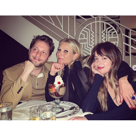 Gwyneth Paltrow et Dakota Johnson, la compagne de son ex-mari Chris Martin, réunies pour une soirée entre amis, le 23 avril 2019 sur Instagram.