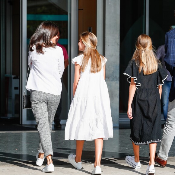 La princesse Leonor des Asturies et l'infante Sofia d'Espagne ont rendu visite avec leurs parents le roi Felipe VI d'Espagne et la reine Letiza à leur grand-père le roi Juan Carlos Ier durant sa convalescence à l'hopital Quiron Salud à Madrid le 27 août 2019, suite à son triple pontage coronarien.