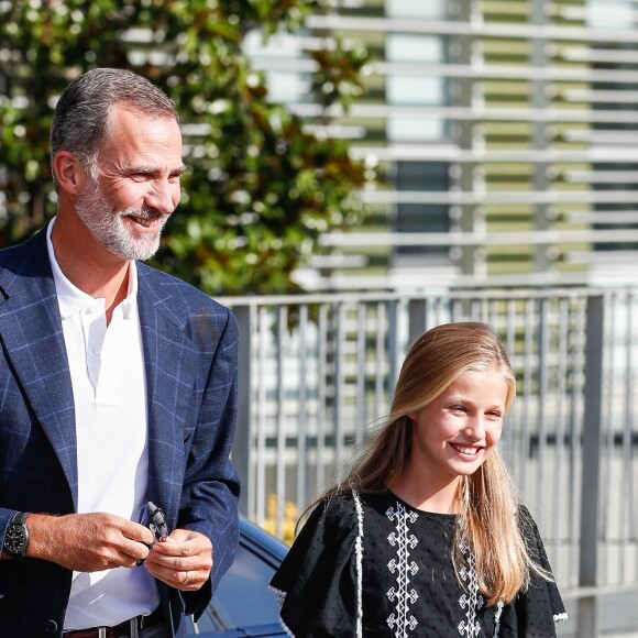 La princesse Leonor des Asturies et l'infante Sofia d'Espagne ont rendu visite avec leurs parents le roi Felipe VI d'Espagne et la reine Letiza à leur grand-père le roi Juan Carlos Ier durant sa convalescence à l'hopital Quiron Salud à Madrid le 27 août 2019, suite à son triple pontage coronarien.