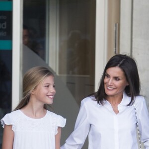 La princesse Leonor des Asturies et l'infante Sofia d'Espagne ont rendu visite avec leurs parents le roi Felipe VI d'Espagne et la reine Letiza à leur grand-père le roi Juan Carlos Ier durant sa convalescence à l'hopital Quiron Salud à Madrid le 27 août 2019, suite à son triple pontage coronarien.