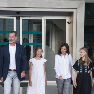 La princesse Leonor des Asturies et l'infante Sofia d'Espagne ont rendu visite avec leurs parents le roi Felipe VI d'Espagne et la reine Letiza à leur grand-père le roi Juan Carlos Ier durant sa convalescence à l'hopital Quiron Salud à Madrid le 27 août 2019, suite à son triple pontage coronarien.