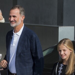 Le roi Felipe VI d'Espagne et la reine Letizia devant la presse avec leurs filles la princesse Leonor et l'infante Sofia après leur visite au roi Juan Carlos Ier durant sa convalescence à l'hopital Quiron Salud à Madrid le 27 août 2019.