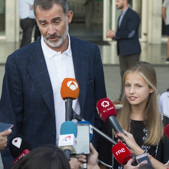 Le roi Felipe VI d'Espagne et la reine Letizia devant la presse avec leurs filles la princesse Leonor et l'infante Sofia après leur visite au roi Juan Carlos Ier durant sa convalescence à l'hopital Quiron Salud à Madrid le 27 août 2019.