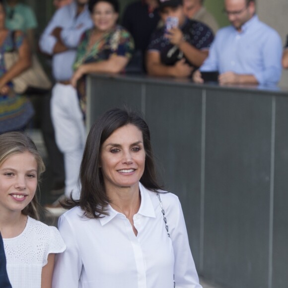 La princesse Leonor des Asturies et l'infante Sofia d'Espagne ont rendu visite avec leurs parents le roi Felipe VI d'Espagne et la reine Letiza à leur grand-père le roi Juan Carlos Ier durant sa convalescence à l'hopital Quiron Salud à Madrid le 27 août 2019, suite à son triple pontage coronarien.