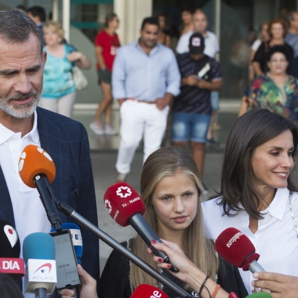 Le roi Felipe VI d'Espagne et la reine Letizia devant la presse avec leurs filles la princesse Leonor et l'infante Sofia après leur visite au roi Juan Carlos Ier durant sa convalescence à l'hopital Quiron Salud à Madrid le 27 août 2019.