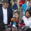Le roi Felipe VI d'Espagne et la reine Letizia devant la presse avec leurs filles la princesse Leonor et l'infante Sofia après leur visite au roi Juan Carlos Ier durant sa convalescence à l'hopital Quiron Salud à Madrid le 27 août 2019.