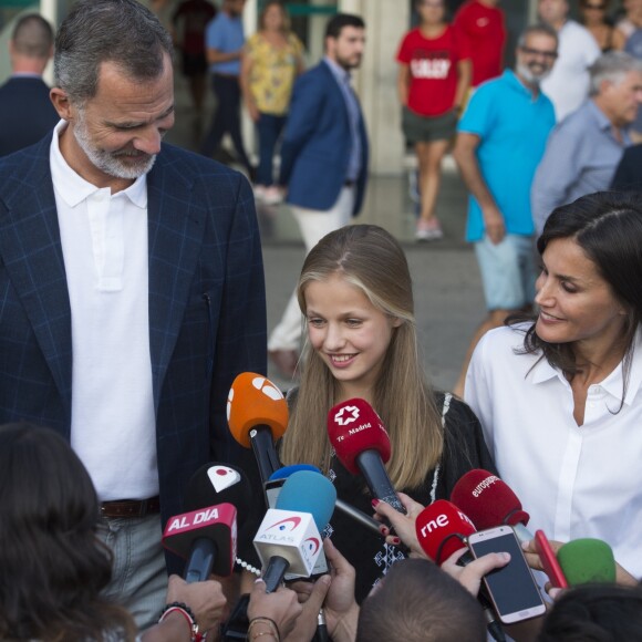 Le roi Felipe VI d'Espagne et la reine Letizia devant la presse avec leurs filles la princesse Leonor et l'infante Sofia après leur visite au roi Juan Carlos Ier durant sa convalescence à l'hopital Quiron Salud à Madrid le 27 août 2019.