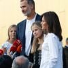 Le roi Felipe VI d'Espagne et la reine Letizia devant la presse avec leurs filles la princesse Leonor et l'infante Sofia après leur visite au roi Juan Carlos Ier durant sa convalescence à l'hopital Quiron Salud à Madrid le 27 août 2019.