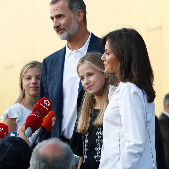 Le roi Felipe VI d'Espagne et la reine Letizia devant la presse avec leurs filles la princesse Leonor et l'infante Sofia après leur visite au roi Juan Carlos Ier durant sa convalescence à l'hopital Quiron Salud à Madrid le 27 août 2019.