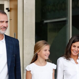 La princesse Leonor des Asturies et l'infante Sofia d'Espagne ont rendu visite avec leurs parents le roi Felipe VI d'Espagne et la reine Letiza à leur grand-père le roi Juan Carlos Ier durant sa convalescence à l'hopital Quiron Salud à Madrid le 27 août 2019, suite à son triple pontage coronarien.