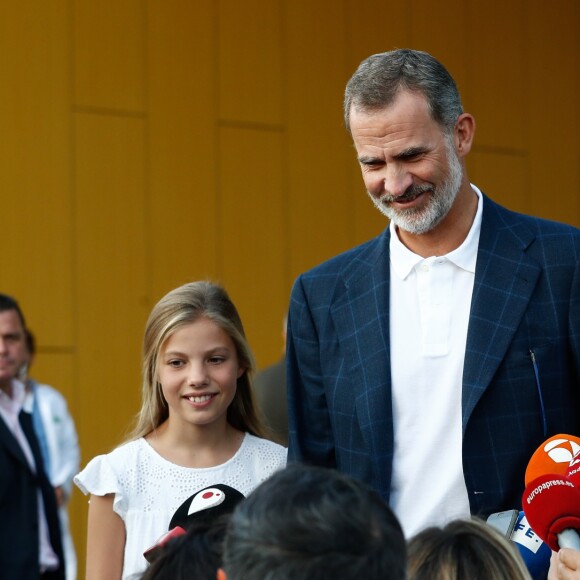 Le roi Felipe VI d'Espagne et la reine Letizia devant la presse avec leurs filles la princesse Leonor et l'infante Sofia après leur visite au roi Juan Carlos Ier durant sa convalescence à l'hopital Quiron Salud à Madrid le 27 août 2019.