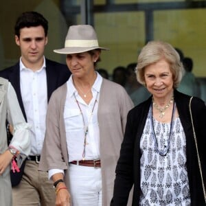 L'infante Elena d'Espagne avec ses enfants Felipe Froilan et Victoria Federica et sa mère la reine Sofia lors de leur visite au roi Juan Carlos Ier à l'hôpital Quiron Salud à Madrid le 27 août 2018.