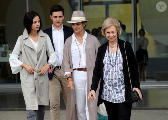 L'infante Elena d'Espagne avec ses enfants Felipe Froilan et Victoria Federica et sa mère la reine Sofia lors de leur visite au roi Juan Carlos Ier à l'hôpital Quiron Salud à Madrid le 27 août 2018.