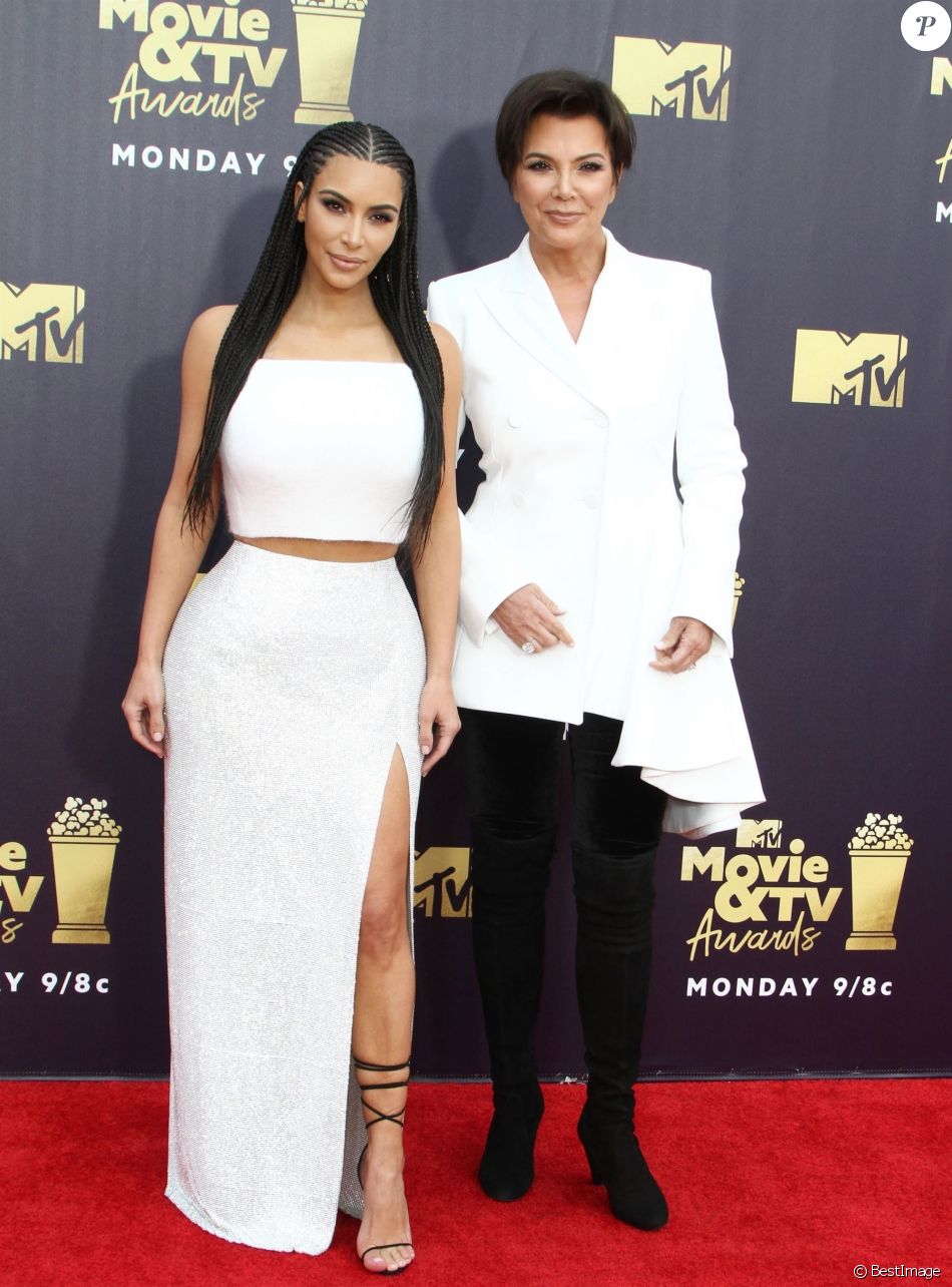 Kim Kardashian et sa mère Kris Jenner - Les célébrités posent lors du