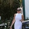 Exclusif - Khloe Kardashian porte une robe blanche moulante et des lunettes de soleil masque pour aller diner dans le quartier de Beverly Hills à Los Angeles, le 25 août 2019