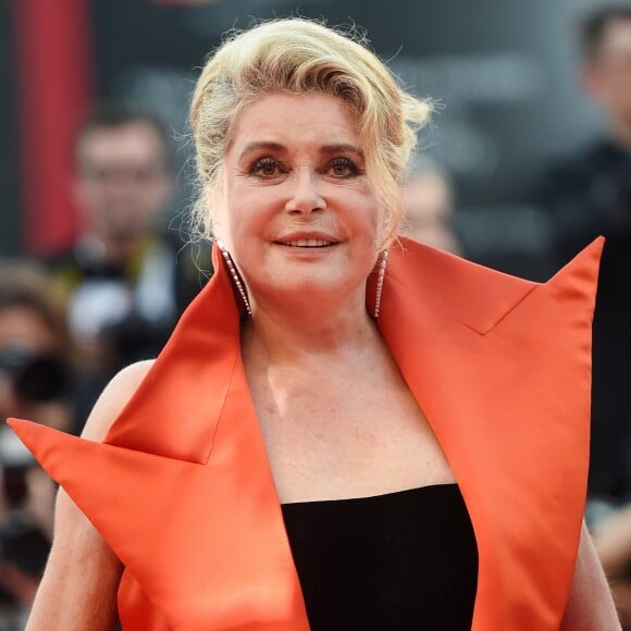 Catherine Deneuve lors de la projection du film "La Vérité" lors de la cérémonie d'ouverture du 76e festival du film de Venise, la Mostra, sur le Lido au Palais du cinéma de Venise, Italie, le 28 août 2019.