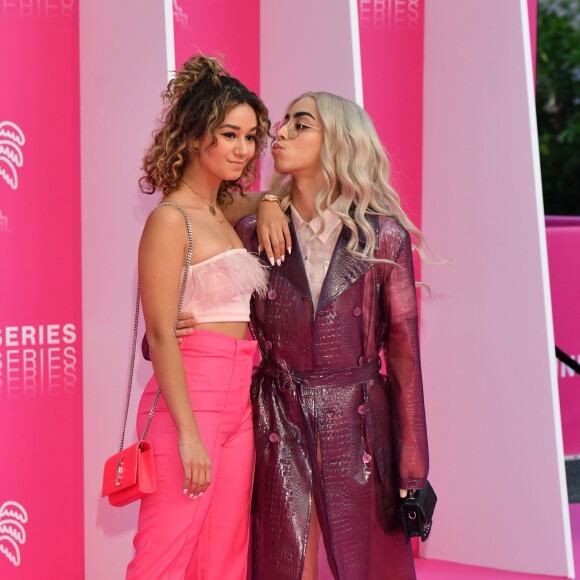 Léna Situations et Bilal Hassani lors du photocall de la soirée de clôture de la 2ème édition du "Canneseries" au palais des Festivals à Cannes, France, le 10 avril 2019. © Bruno Bébert/Bestimage