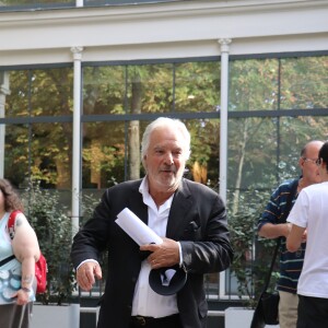 Pierre Arditi arrive à l'enregistrement de l'émission "Vivement Dimanche Prochain" au studio Gabriel à Paris, France, le 28 août 2019.