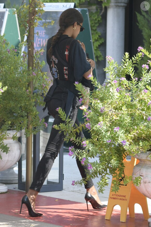 Vincent Cassel, Tina Kunakey et leur fille Amazonie arrivent à l'hotel Excelsior, en marge du 76e Festival international du film de Venise 2019, le 30 août 2019. @ Anna Maria Tinghino/Splash News/ABACAPRESS.COM