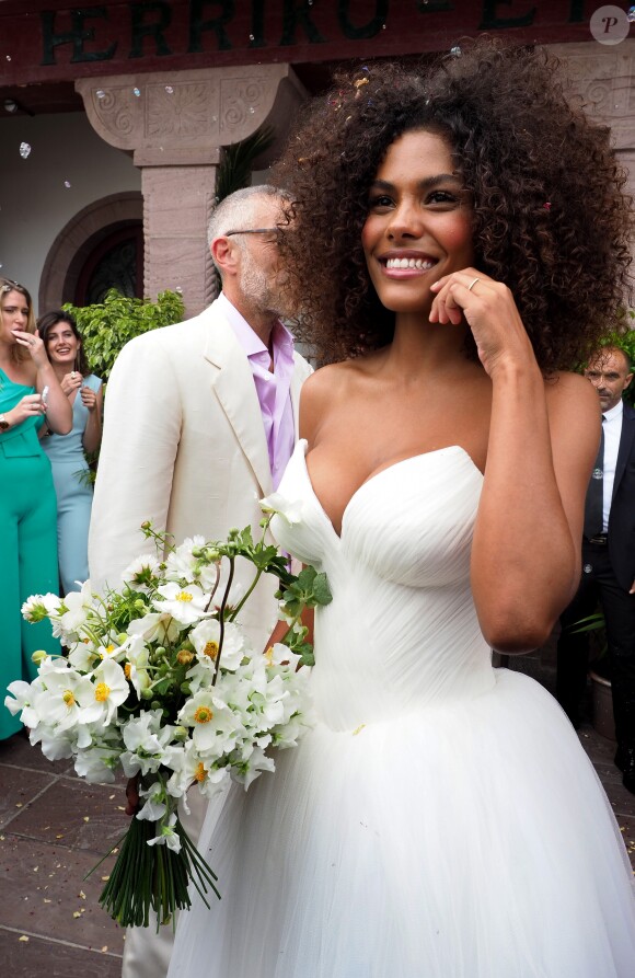 Sortie des mariés lors du mariage civil de Vincent Cassel et Tina Kunakey à la mairie de Bidart au pays basque le 24 août 2018. © Patrick Bernard / Guillaume Collet / Bestimage