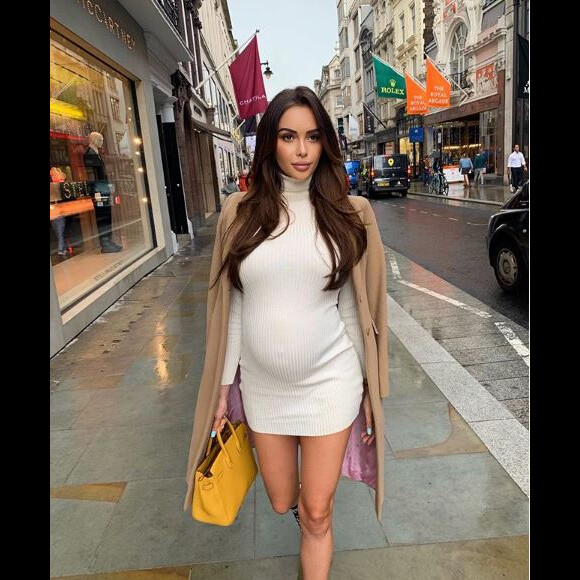 Nabilla enceinte de Thomas Vergara (Août 2019).