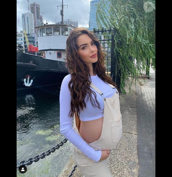 Nabilla enceinte de Thomas Vergara (Août 2019).