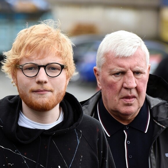 Le compositeur et interprète britannique Ed Sheeran, récompensé par plusieurs Grammy Awards, est sur le tournage d'un clip vidéo pour une collaboration avec la star montante Aitch, aux entrepôts East Manchester Trading Estate. Ed et Aitch sont à la cool sur leurs quads et se prêtent au jeu des selfies avec les riverains et les fans qui se pressent aux grilles de l'entrepôt. Manchester, le 1er août 2019.