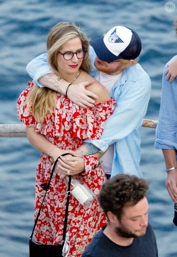 Ed Sheeran et sa compagne Cherry Seaborn ont été aperçus en train de prendre du bon temps avec des amis à Ibiza en Espagne, le 9 juin 2019.