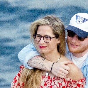 Ed Sheeran et sa compagne Cherry Seaborn ont été aperçus en train de prendre du bon temps avec des amis à Ibiza en Espagne, le 9 juin 2019.