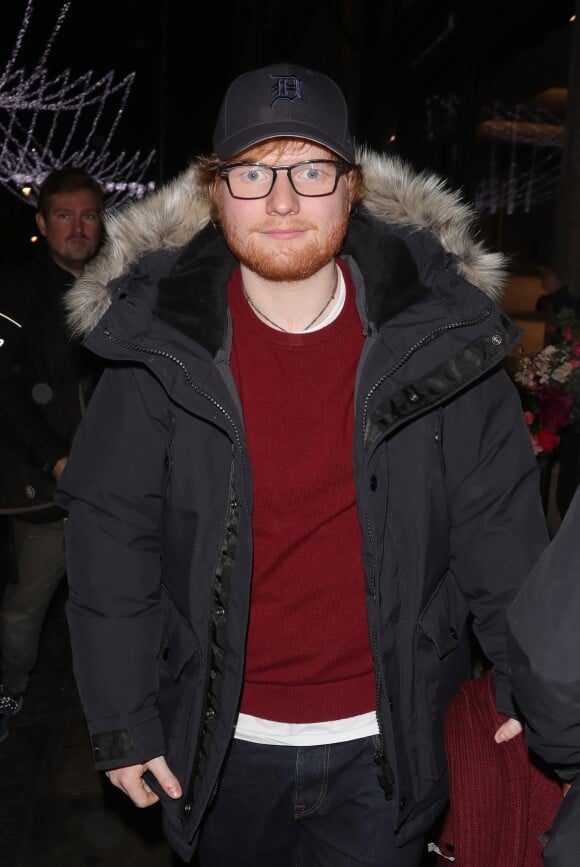 Ed Sheeran quitte un restaurant à Londres le 16 novembre 2018.