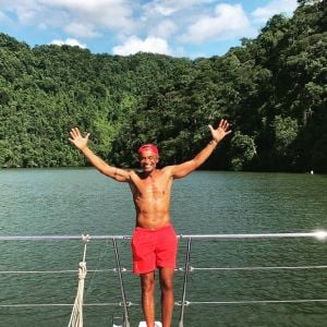 Yannick Noah prend la pose sur son bateau. Instagram, le 30 juillet 2019.