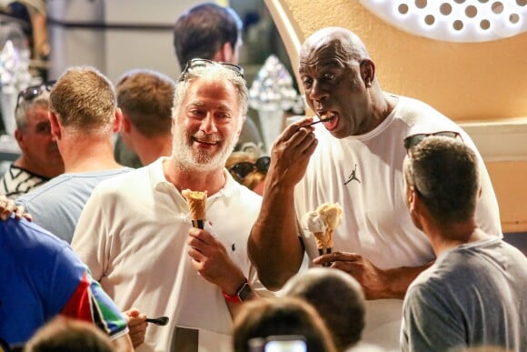 Magic Johnson déguste une glace et pose avec des fans à Saint-Tropez, Côte d'Azur, France, le 10 août 2019.