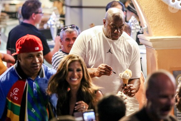 Magic Johnson et LL Cool J dégustent des glaces et posent avec des fans à Saint-Tropez, Côte d'Azur, France, le 10 août 2019.