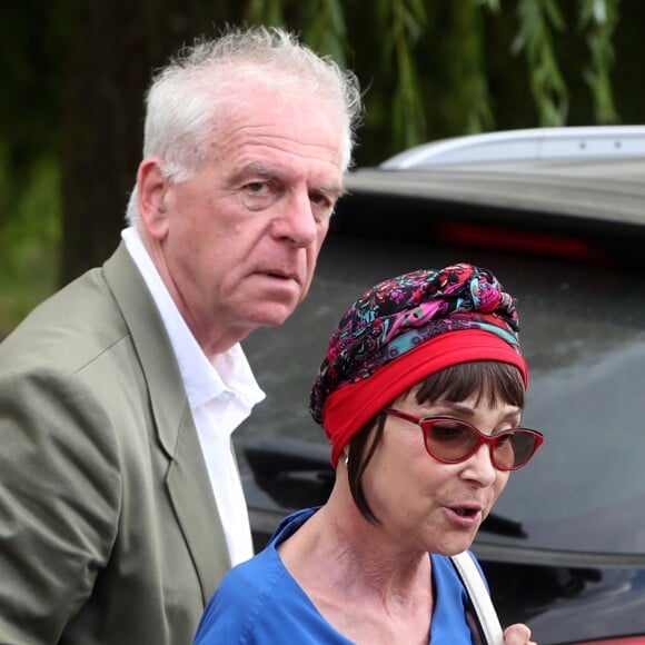 Ariane Carletti, Jacky Jakubowicz - Obsèques de François Corbier (Alain Roux de son vrai nom) au cimetière de Serez dans l'Eure le 5 juillet 2018. Il a fait les belles heures de Récré A2 et du club Dorothée dans les années 80/90.