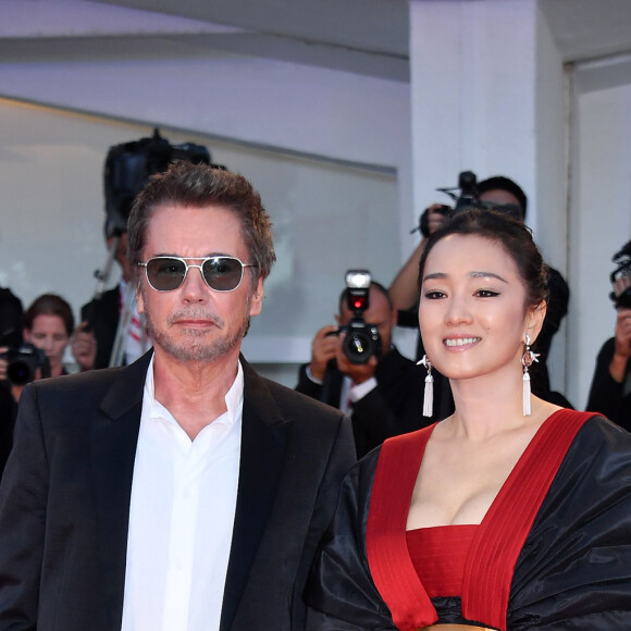 Jean-Michel Jarre et sa compagne Gong Li Jarre à la première du film "Saturday Fiction (Lan xin da ju yuan)" lors de la cérémonie d'ouverture du 76e festival du film de Venise, la Mostra, sur le Lido de Venise, Italie, le 4 septembre 2019.