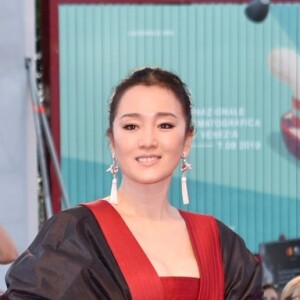 Gong Li à la première du film "Saturday Fiction (Lan xin da ju yuan)" lors de la cérémonie d'ouverture du 76e festival du film de Venise, la Mostra, sur le Lido de Venise, Italie, le 4 septembre 2019.