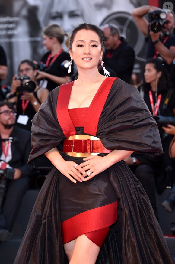 Gong Li à la première du film "Saturday Fiction (Lan xin da ju yuan)" lors de la cérémonie d'ouverture du 76e festival du film de Venise, la Mostra, sur le Lido de Venise, Italie, le 4 septembre 2019.
