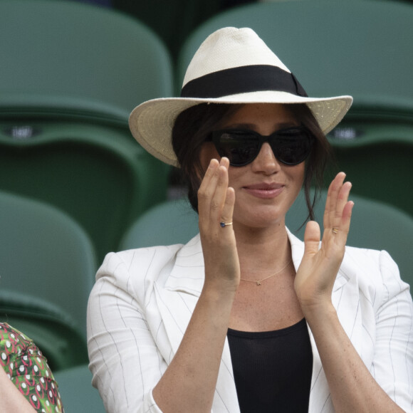 Meghan Markle, duchesse de Sussex, assiste au match "Serena Williams vs Kaja Juvan (2/6 - 6/2 - 6/4)" au Tournoi de Wimbledon 2019, le 4 juillet 2019.